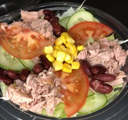 SAŁATKA Z TUŃCZYKIEM